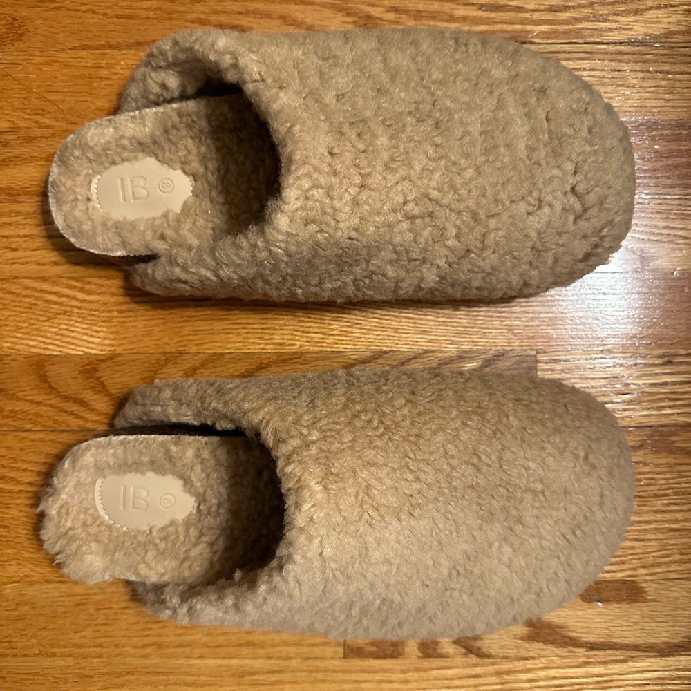 INTENTIONALLY BLANK Women’s Apres Slide Slippers
